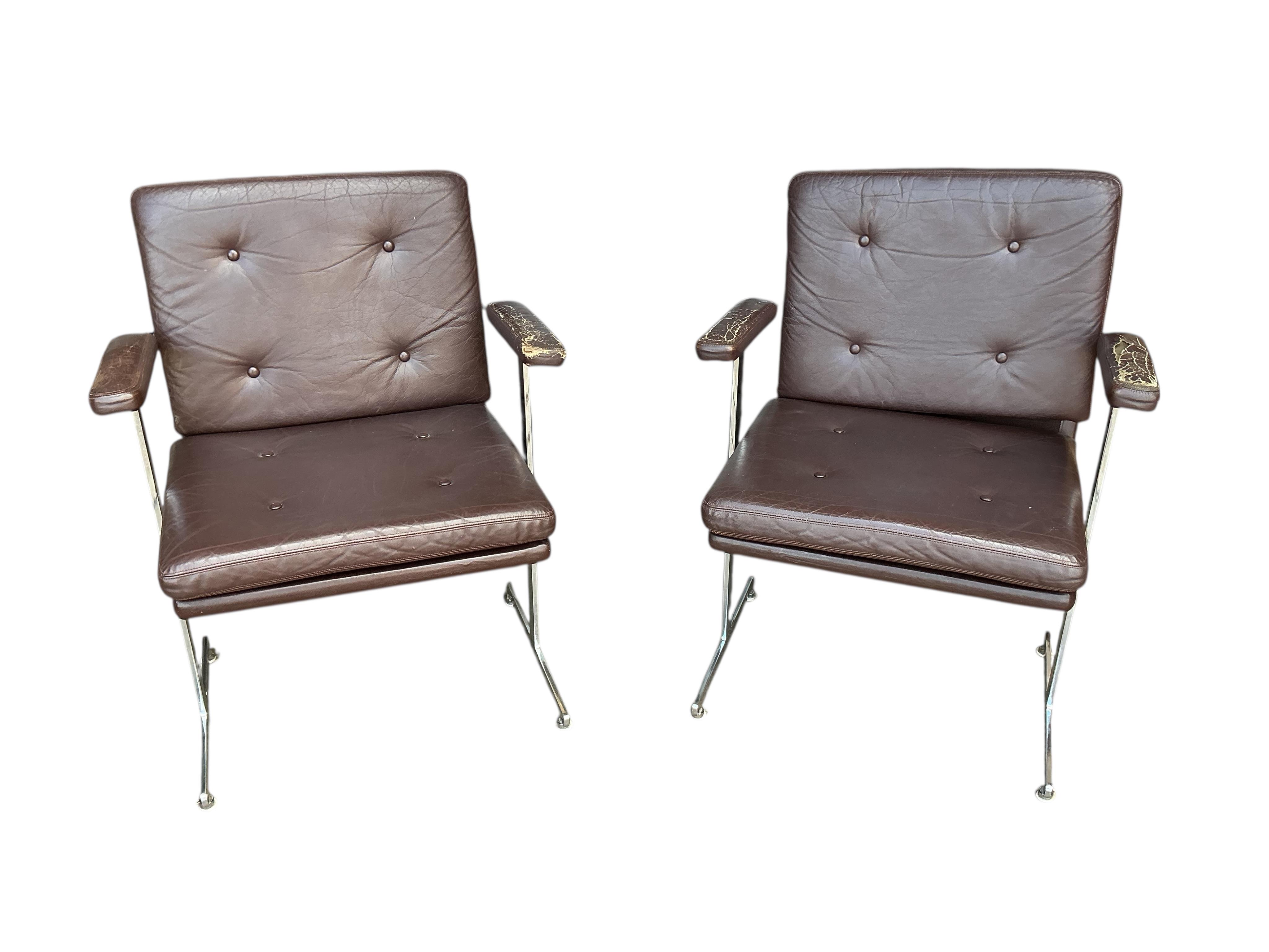Robin Day for Hille. A pair of Delphi leather and chrome chairs